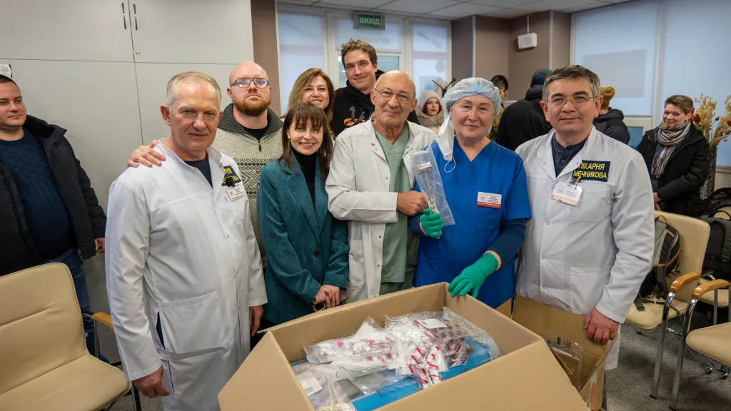Ilustrační foto: Organizace Paměť národa dovezla letos v únoru zdravotnické nástroje do nemocnice v Dnipru