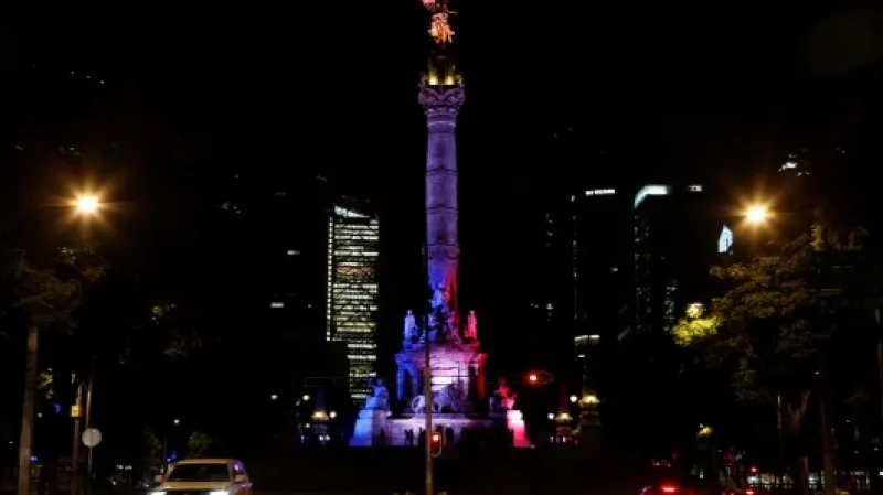 Socha Anděla nezávislosti v Mexico City v barvách francouzské trikolóry,  Autor: Henry Romero,  Zdroj: Reuters