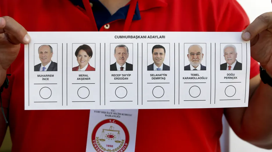 Volební lístek. Turci volí v Německu