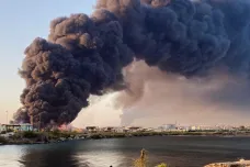 Súdánským městem Port Súdán otřásly silné exploze, vypukl požár