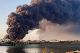 Súdánským městem Port Súdán otřásly silné exploze, vypukl požár
