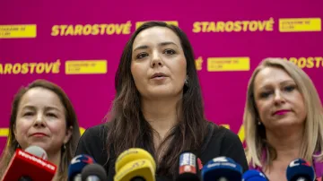 Starostové nominují na místopředsedkyni sněmovny Barboru Urbanovou (uprostřed na snímku z 11. listopadu 2025)