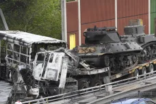Za tragickou srážku s vězeňským autobusem uložil soud řidiči tahače s tanky podmínku