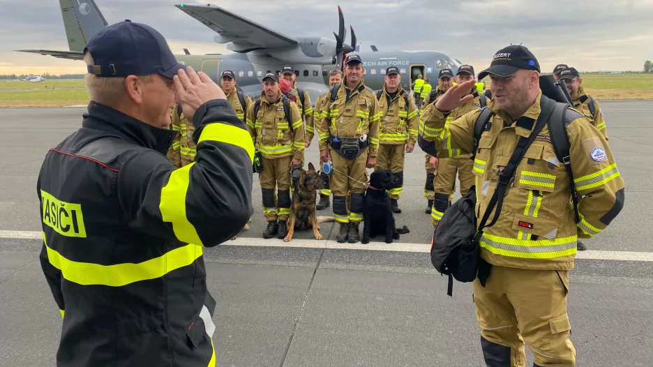 Čeští hasiči odletěli na americkou základnu Ramstein v Německu, odkud budou pokračovat do Texasu