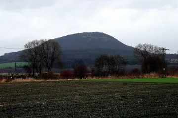 Říp je podle vědců pozůstatkem lávového jezera vzniklého při erupci vulkánu