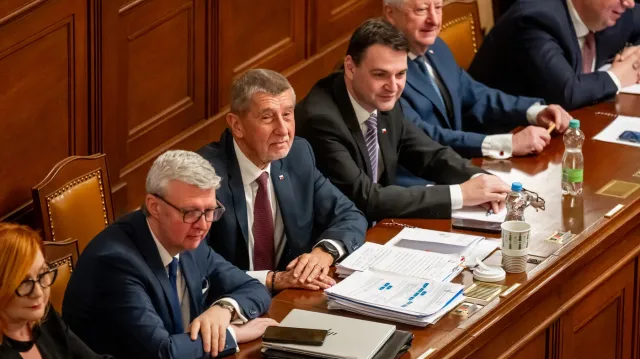 Úvod třetího dne jednání o důvěře ovládla slovní přestřelka ANO a Pirátů