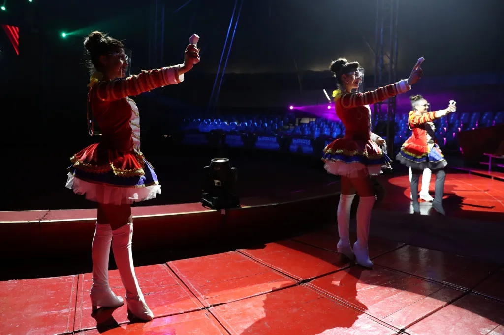 Se zvláštní formou měření teploty přišel cirkus Circo Pastelito z Chile, který zakomponoval měření teploty u návštěvníku cirkusu přímo do začátku představení