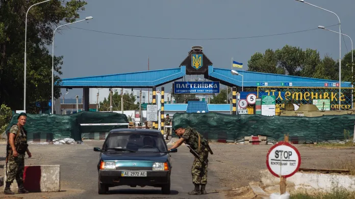Pasové kontroly na východě Ukrajiny jsou realitou