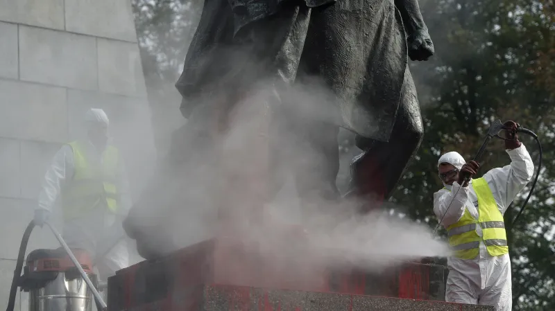 Čištění poškozeného Památníku Rudé armády v Ostravě