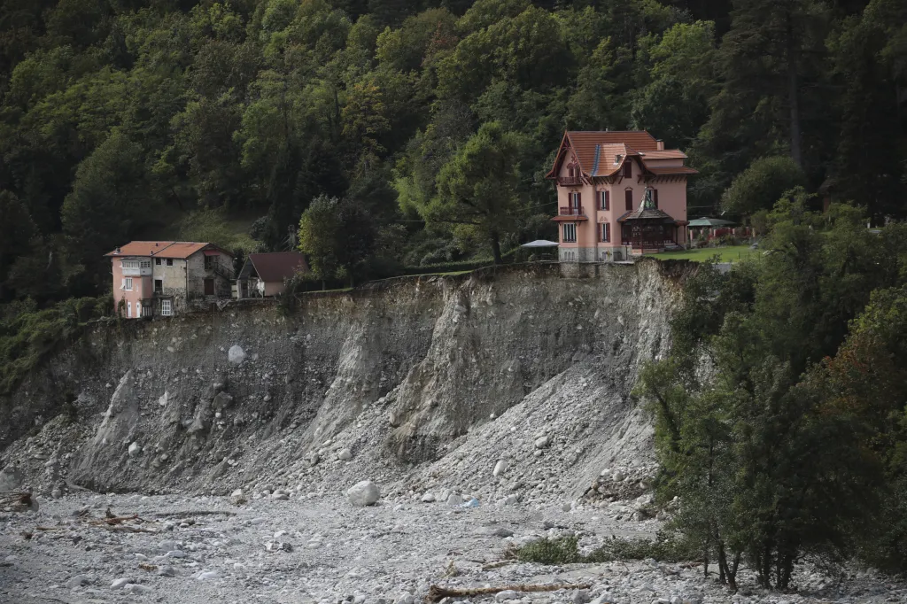 Rozsáhlé záplavy na jihovýchodě Francie a severozápadě Itálie si od pátku vyžádaly nejméně 12 obětí. Pátrání po dalších osobách pokračuje