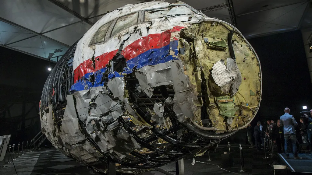 Vrak malajsijského boeingu sestavený z trosek stroje