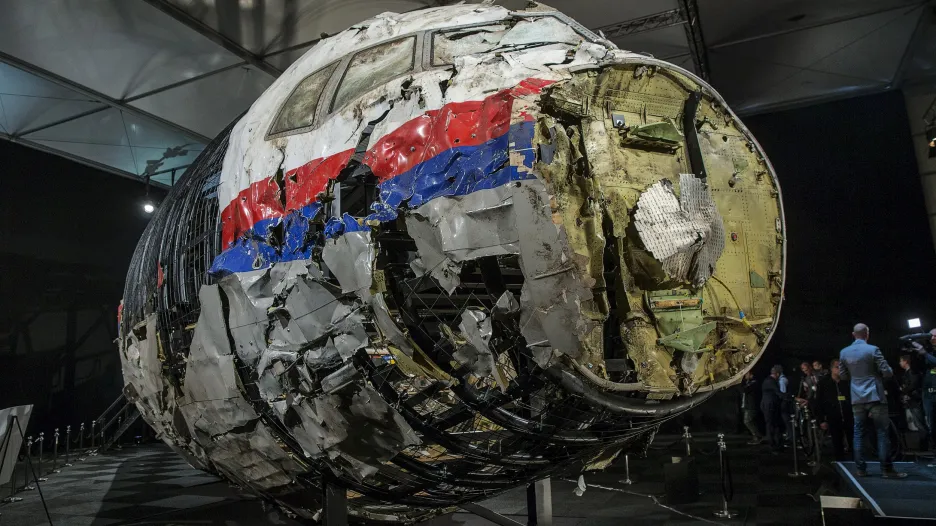 Vrak malajsijského boeingu sestavený z trosek stroje