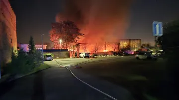 Hasiči zasahují při požáru v pneuservisu ve Strašnicích