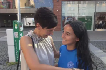 Lidé z dětských domovů mohou mít do samostatného života průvodce, pomáhá jim charita