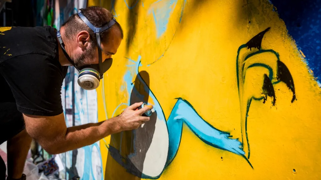Evropští umělci přemalovávají Lennovu zeď na Zeď svobody a energie