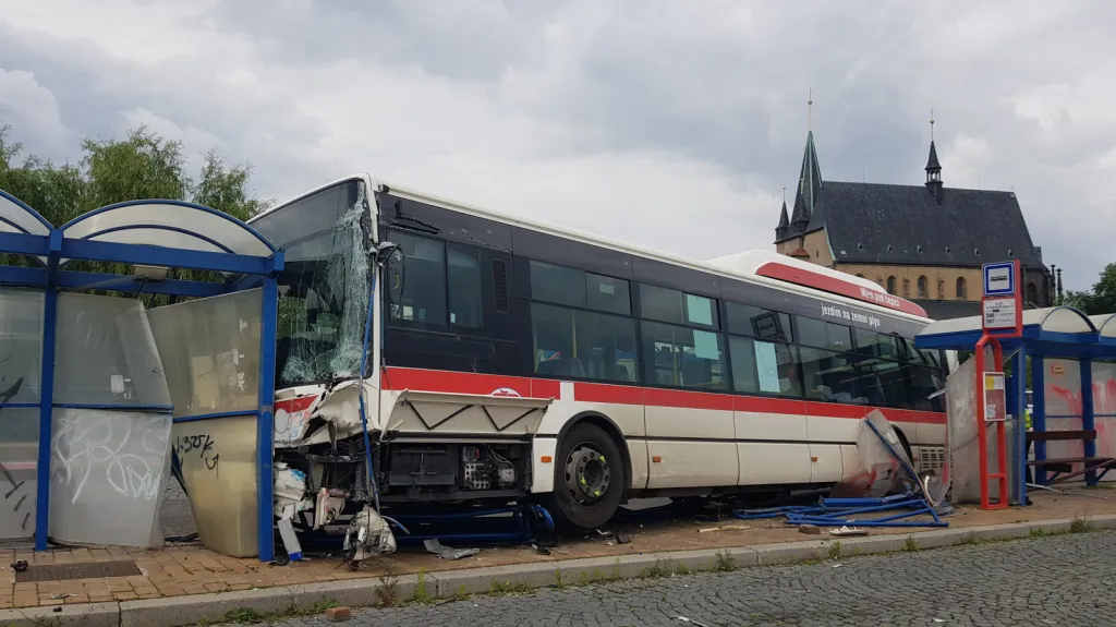 Nehoda autobusu na autobusovém nádraží ve Slaném