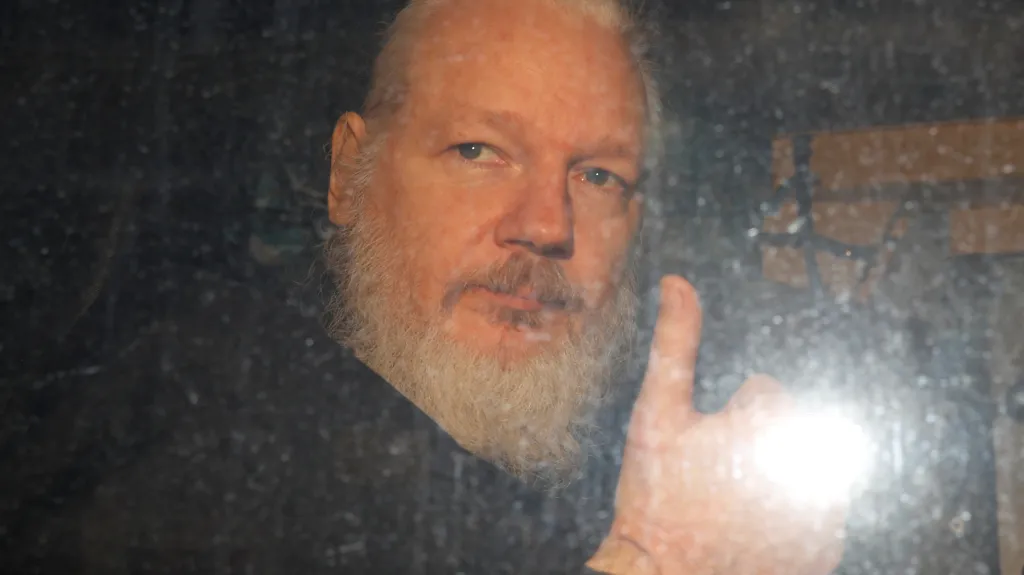 Assange po zatčení britskou policií