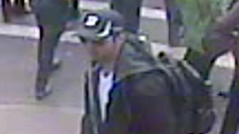 "Podezřelý 1" na snímku, který zveřejnila FBI