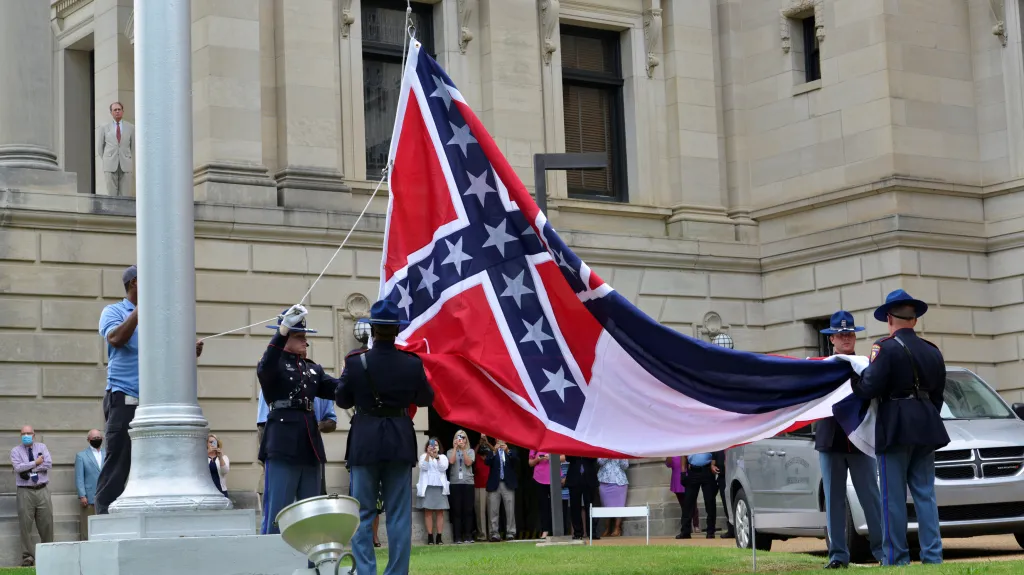 Čestná stráž v Mississippi stahuje dosavadní státní vlajku