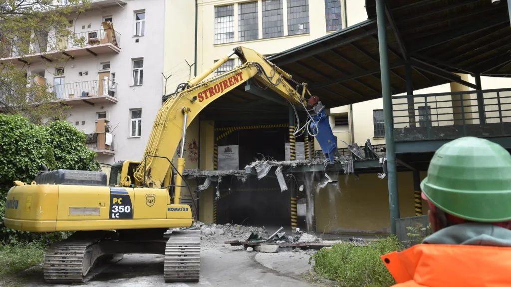 Dělníci začali demolovat budovy v areálu brněnské Vlněny
