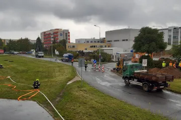 V Praze 8 nedaleko Ládví prasklo plynové potrubí. Jinudy musí tramvaje i autobusy