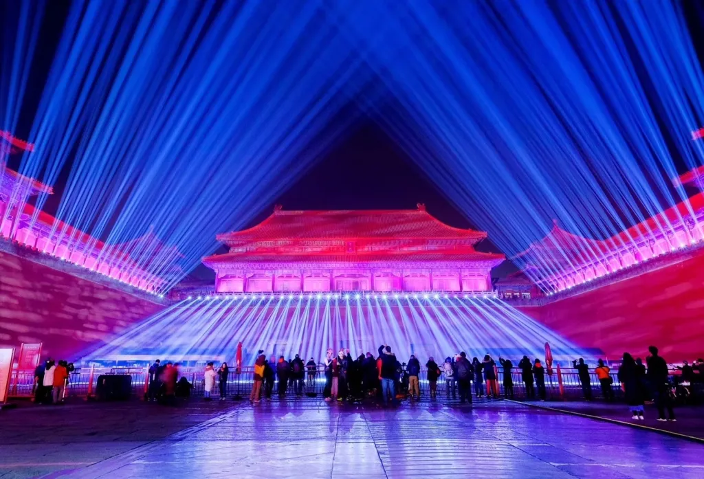 Palácové muzeum v Pekingu v průběhu nočních návštěvních hodin během Latern festivalu 2019