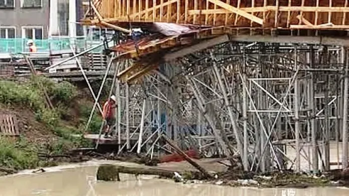 Zničený most v Bílině