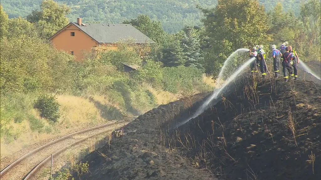 Hasiči zasahují u požáru u trati
