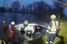 Dva muži zachránili život posádce auta, které skončilo v rybníce převrácené na střechu