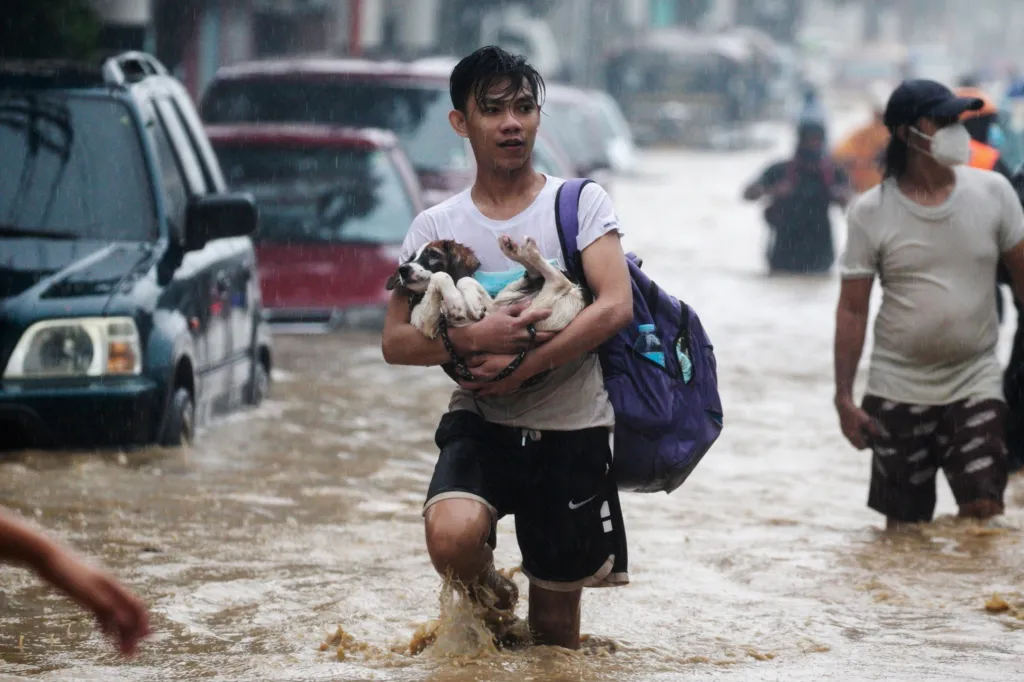 Tajfun Vamco zasáhl Filipíny. Nevyhnul se ani hlavnímu městu Manila