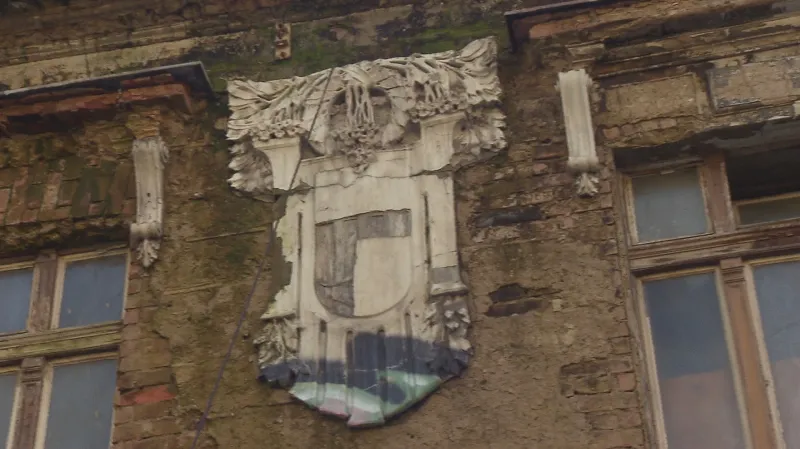 Zničená fasáda nádraží Vyšehrad