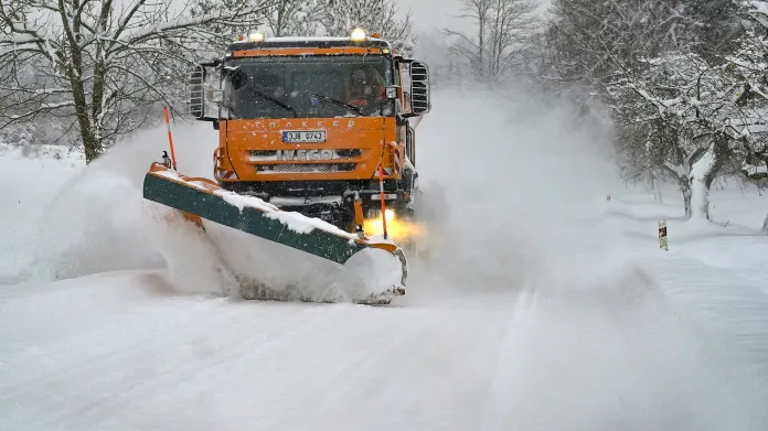 Zimní údržba silnice u Stonařova