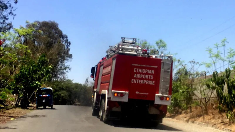 Na místo nehody zamířili hasiči