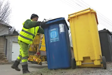 Černá, modrá, žlutá. Až desetkrát lépe třídí lidé v obcích s barevnými kontejnery u každého domu