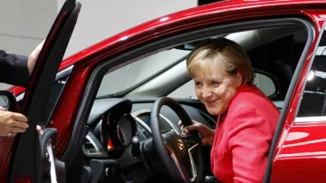 Angela Merkelová na autosalonu ve Frankfurtu
