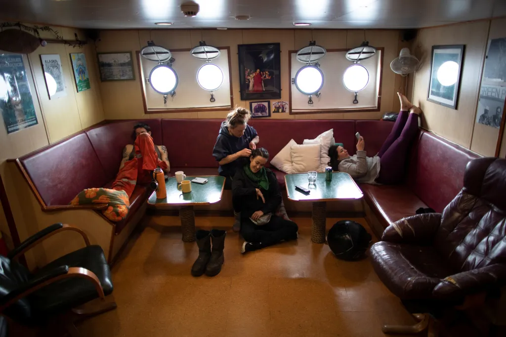 Aktivistky z Greenpeace relaxují na lodi Esperanza. Ta je spolu s výzkumníky přivezla k antarktickému pobřeží