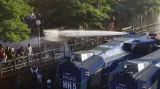 Policie nasadila vodní děla