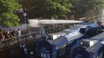 Policie nasadila vodní děla