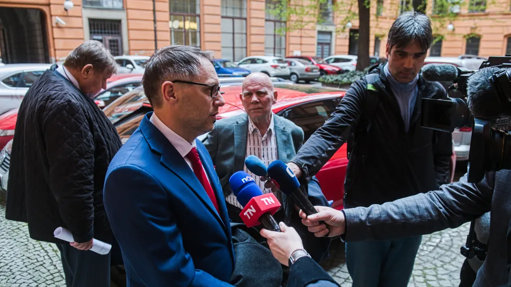 V popředí státní zástupce Petr Šereda, za ním obhájci obžalovaných Petr Poledník a Pavel Hála