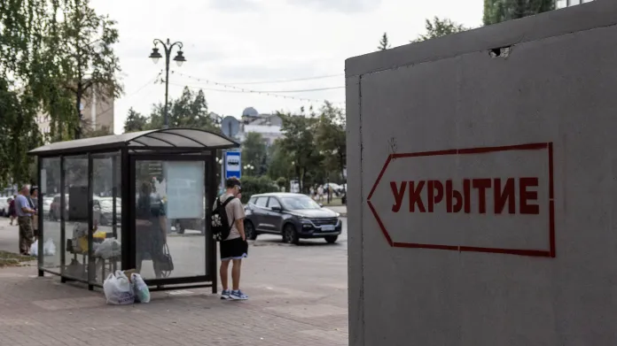 Kryt u autobusové zastávky v ruském městě Kursk