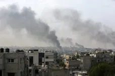 Uprchlickým táborem u Rafahu otřásly výbuchy. Izraelská armáda útok popírá