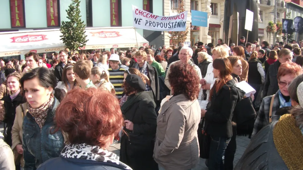 Dav protestující proti škrtům v kultuře