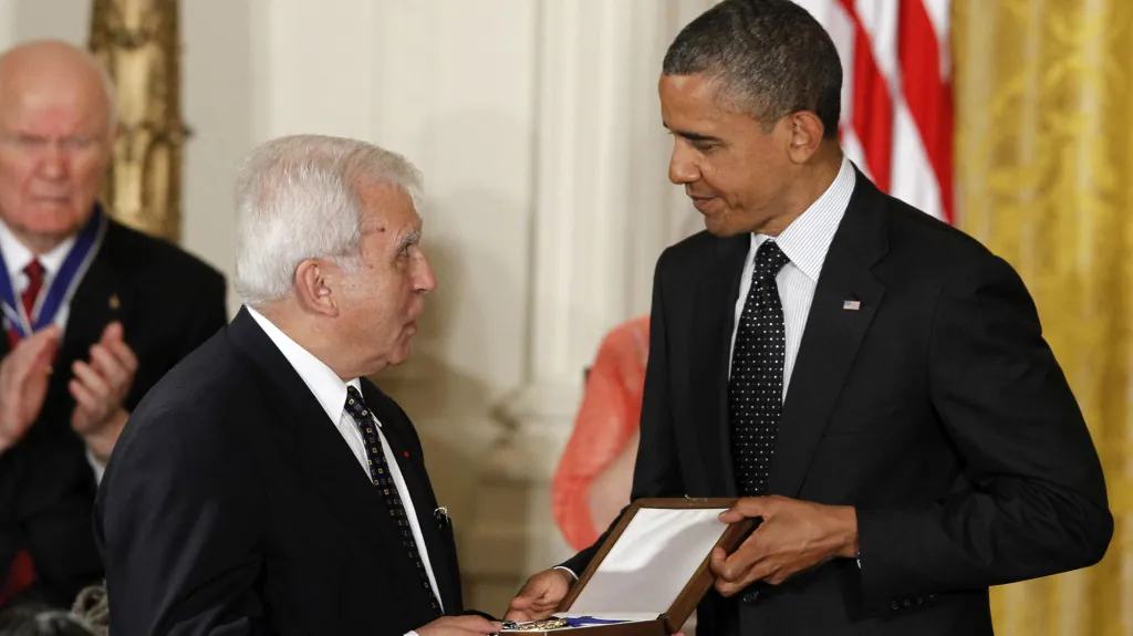 Vyznamenání pro Karského přebírá od Obamy polský exministr zahraničí Adam Daniel Rotfeld