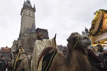 Velbloudi a hudba. Tři králové projeli Prahou, v Brně je čekal koncert