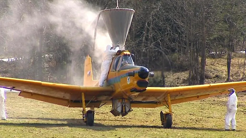 Plnění letounu vápencem