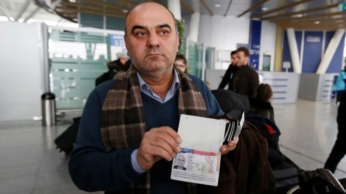 Cestující, který ukazuje americká víza, se musel vrátit z egyptského letiště do Iráku