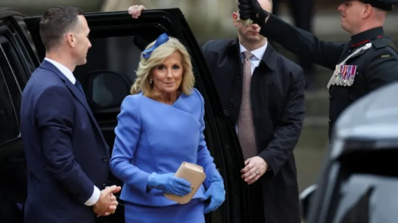 Na korunovaci přijela i první dáma USA Jill Bidenová,  Autor: Henry Nicholls,  Zdroj: Reuters