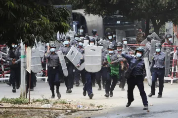 Další oběti demonstrací v Myanmaru. Policie střílela na stávkující dělníky
