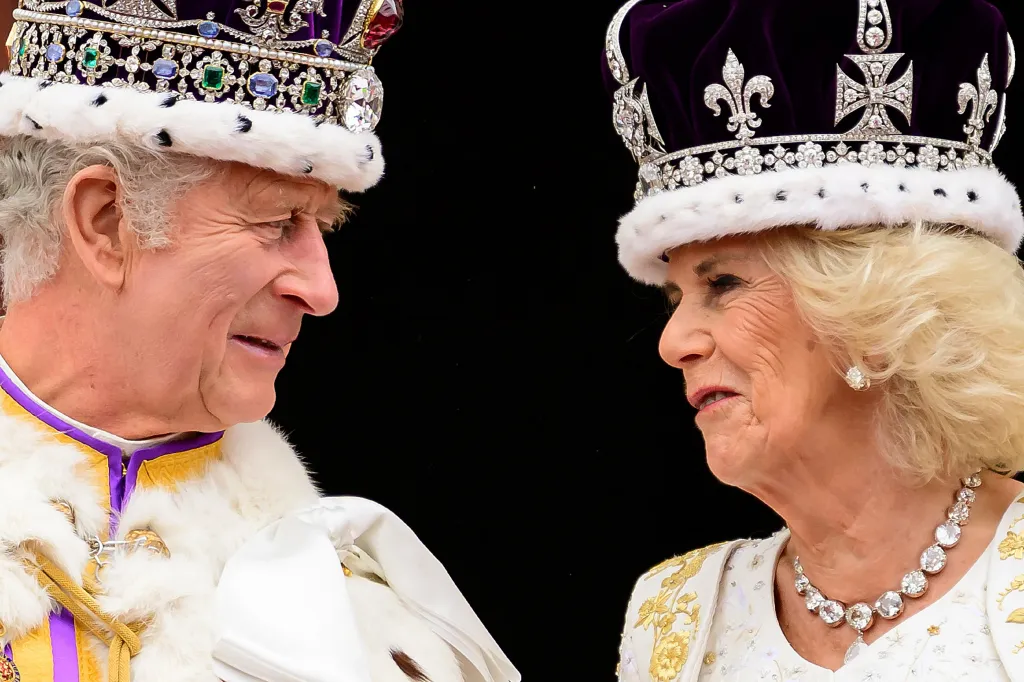 Král Karel III. a královna Camilla na balkonu Buckinghamského paláce