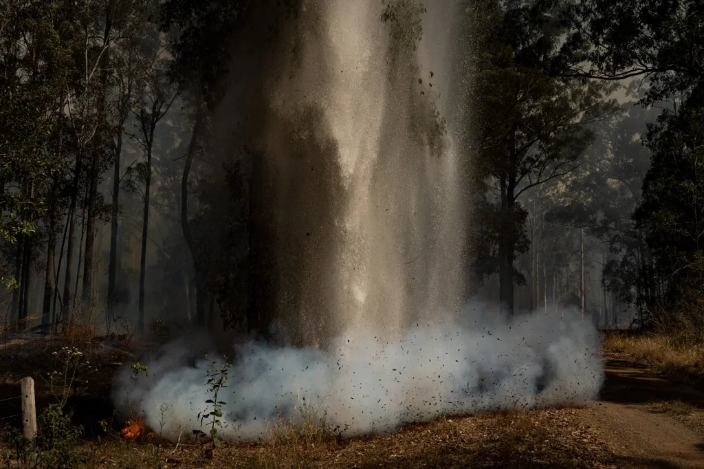 Nominace v sekci fotografický soubor: Matthew Abbott se souborem Australia's Bushfire Crisis (Krize australských požárů) zachytil na přelomu roku jedny z největších požárů, které se historicky v Austrálii objevily